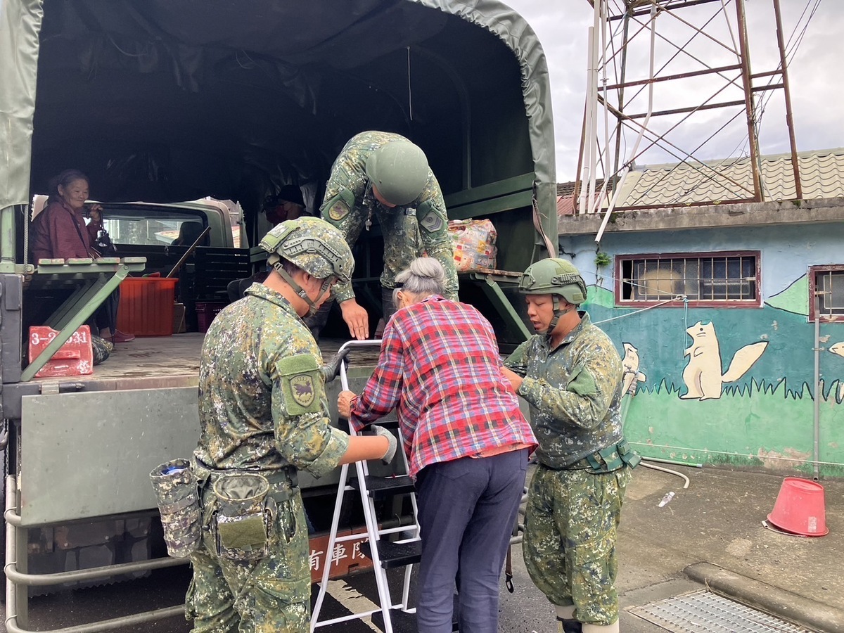  支部派遣兵力協助山區居民預防性撤離。 圖片來源 : 陸軍第四作戰區