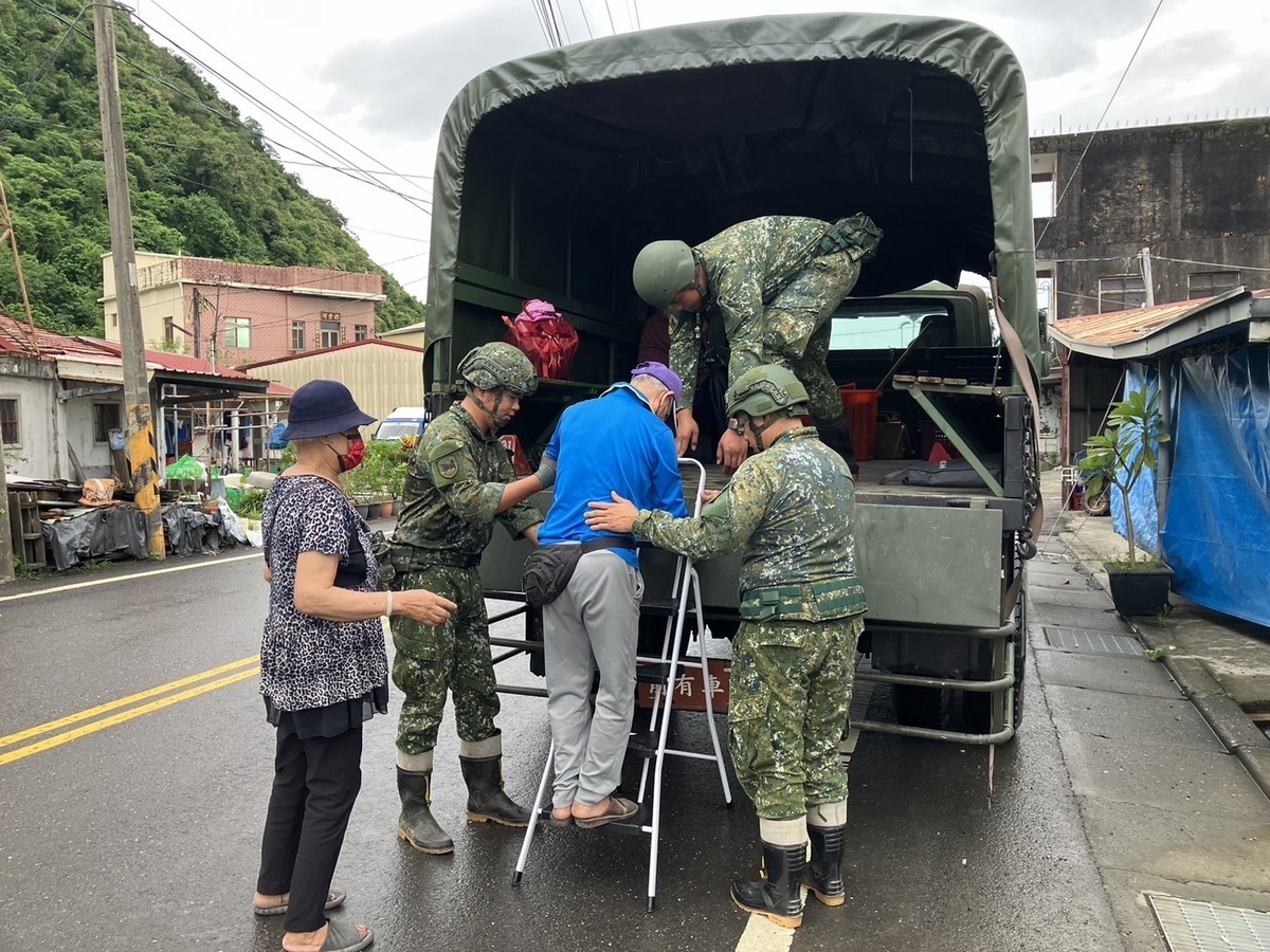 支部派遣兵力協助山區居民預防性撤離。 圖片來源 : 陸軍第四作戰區