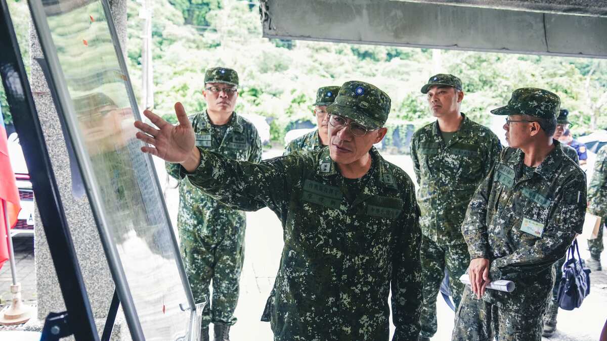  第4作戰區指揮官廖中將視導六龜區災防整備情形。 圖片來源 : 陸軍第四作戰區