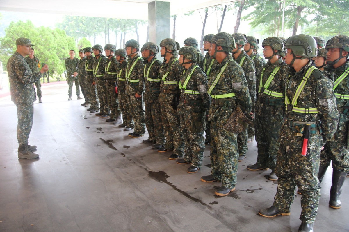  機步333旅旅長馮少將針對救災人員實施勤前教育。 圖片來源 : 陸軍第四作戰區