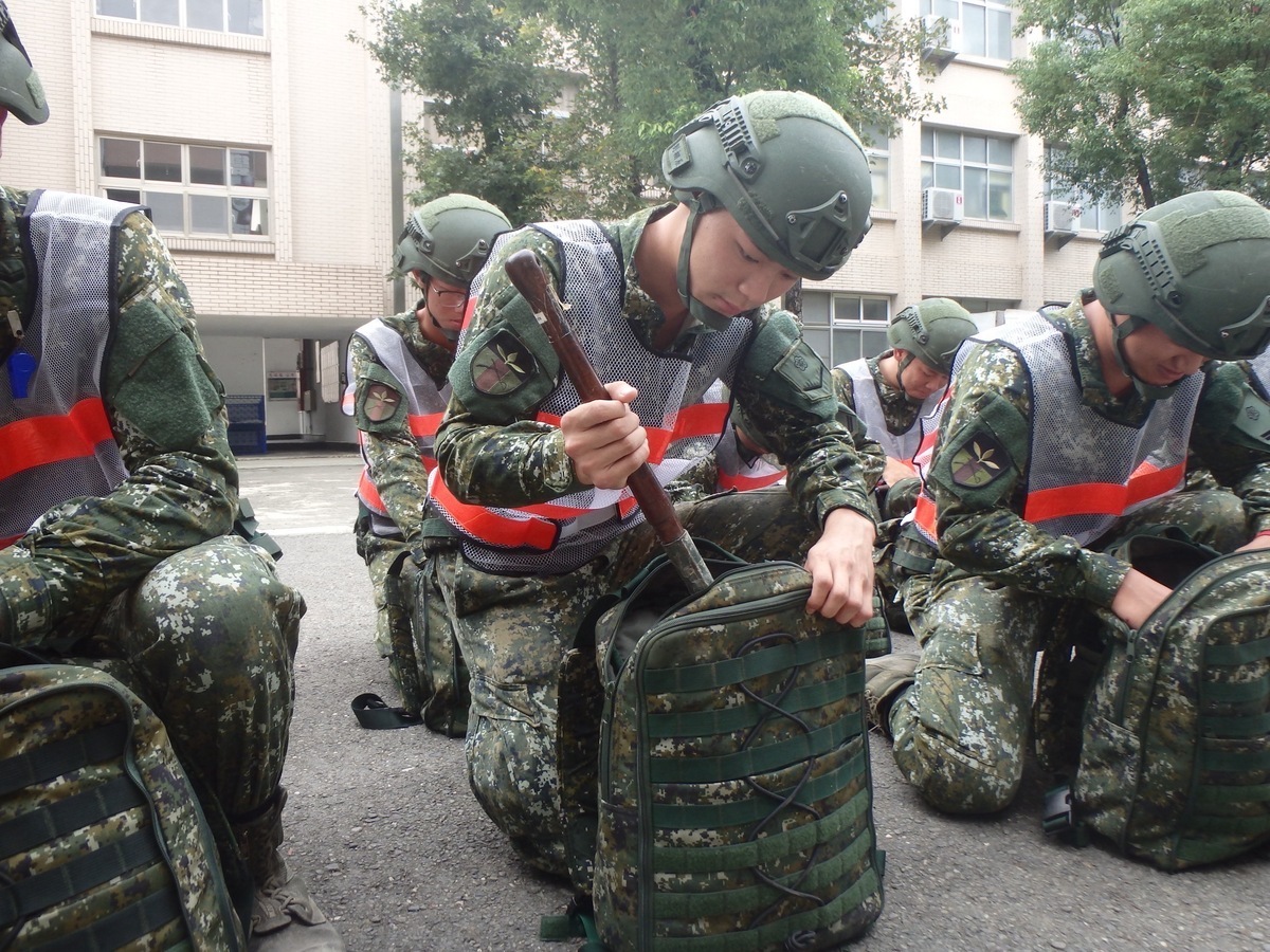  官兵實施災防器具檢整。圖片來源 : 陸軍第四作戰區