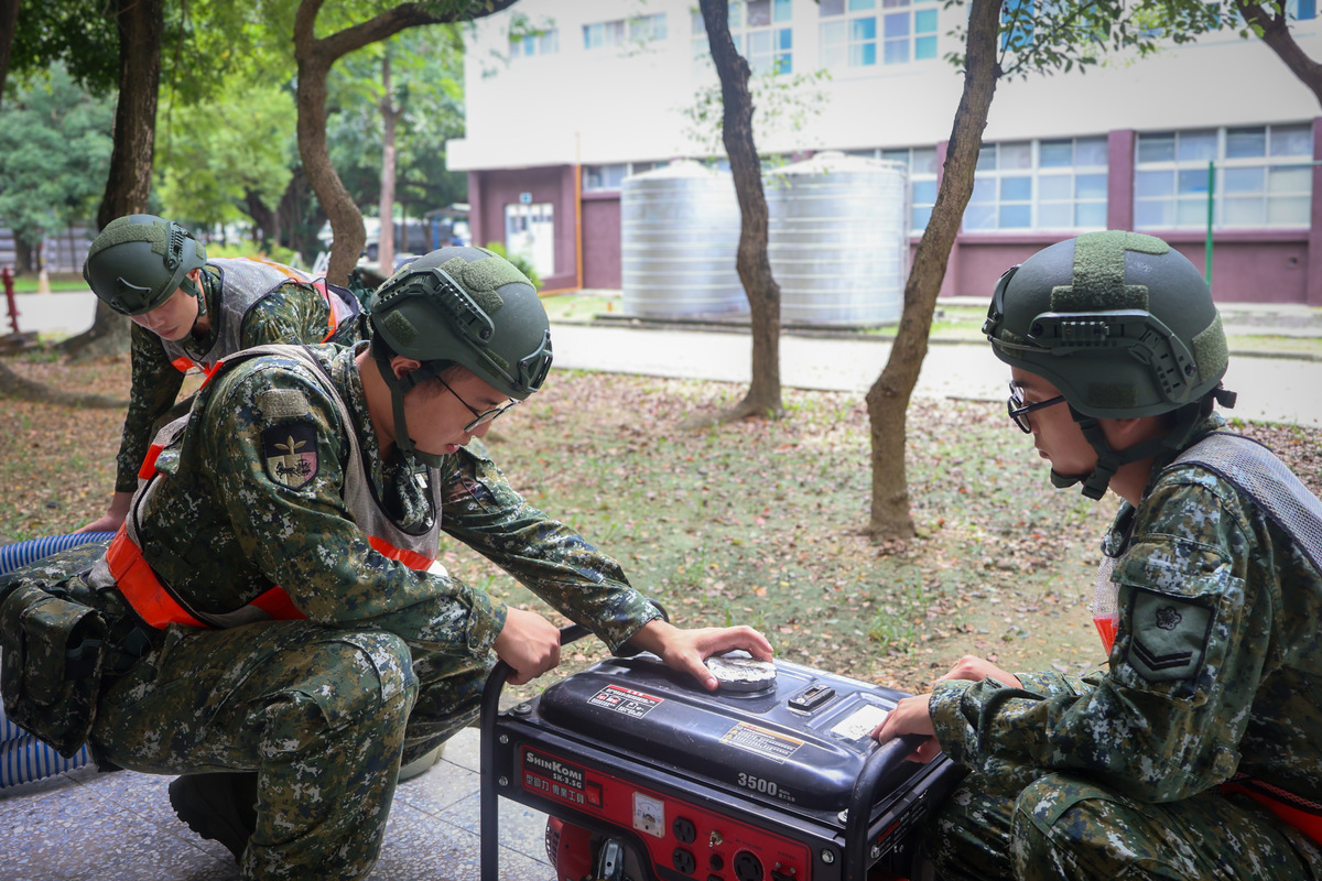  官兵實施災防器具檢整。 圖片來源 : 陸軍第四作戰區