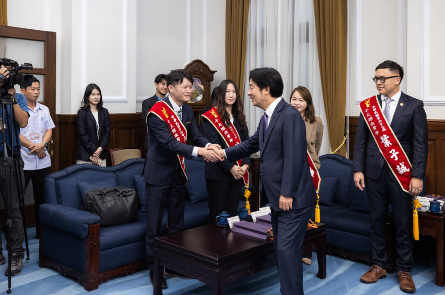  總統賴清德接見第62屆十大傑出青年，總統府發言人室助理等人在會場陪同。 圖：總統府提供 
