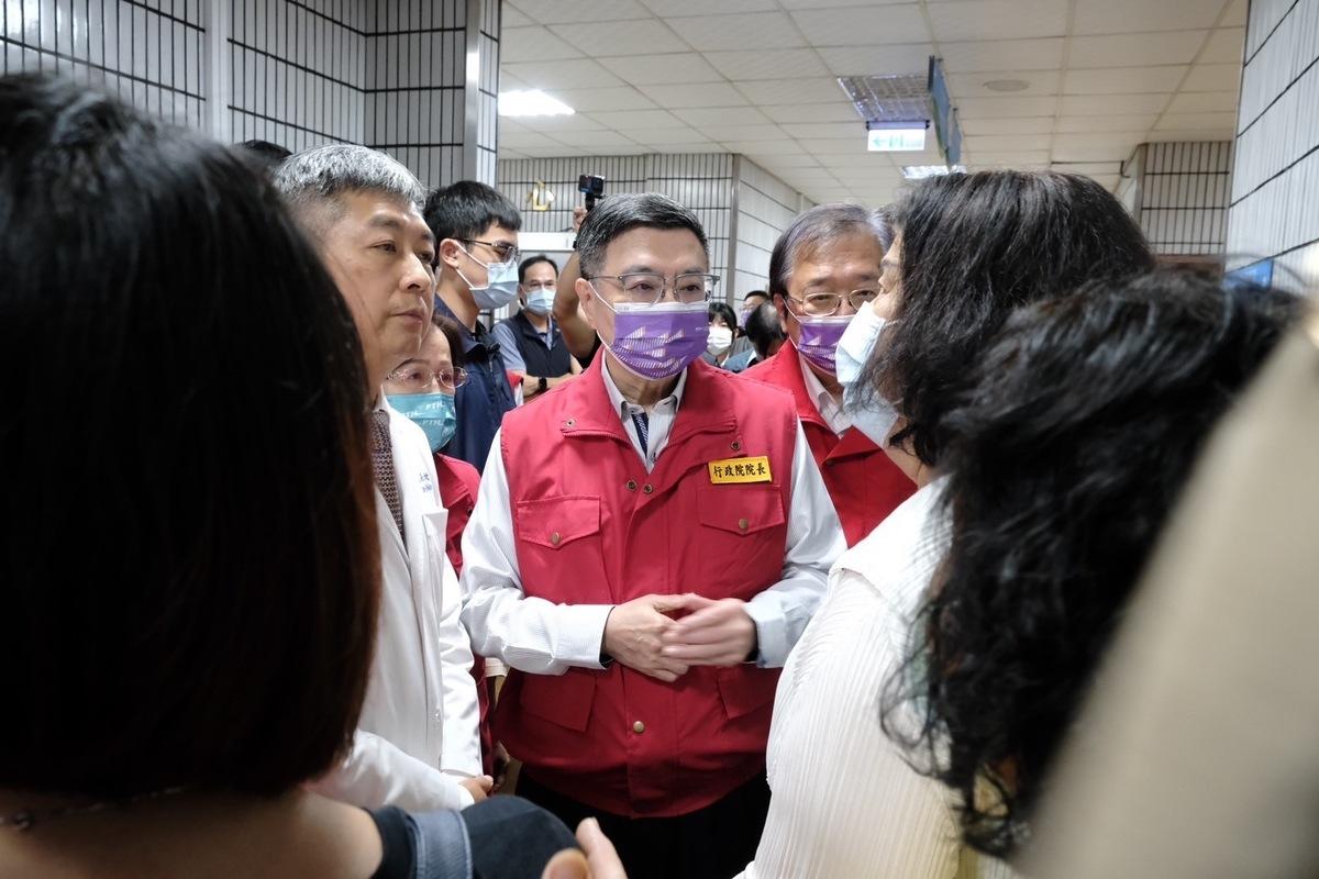  行政院長卓榮泰赴屏東探視東港安泰醫院大火傷者與家屬。 圖：行政院/提供 