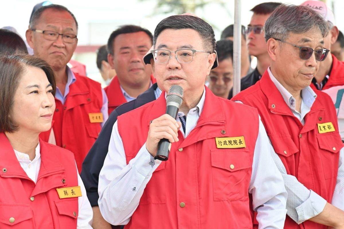  行政院長卓榮泰赴屏東，偕同縣長周春米勘災。 圖：行政院/;提供 