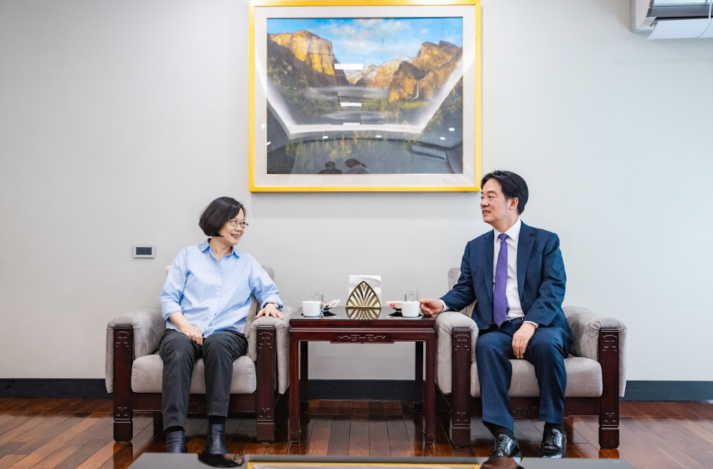  總統賴清德、前總統蔡英文在官邸會晤，兩人談到蔡英文將訪歐的行程。 圖：總統府提供 