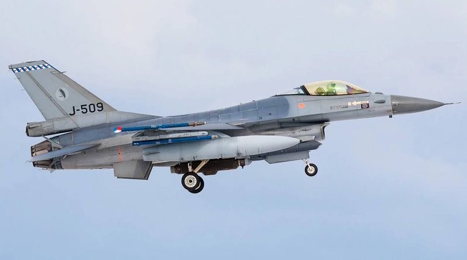  為攔截俄羅斯飛彈，烏克蘭特意部署 F-16 戰機。 圖：翻攝自 NEXTA X 帳號 