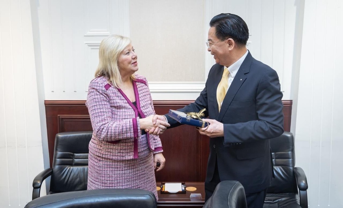  國安會秘書長吳釗燮會見美國眾議員萊斯可（Debbie Lesko）一行。 圖：國安會提供 