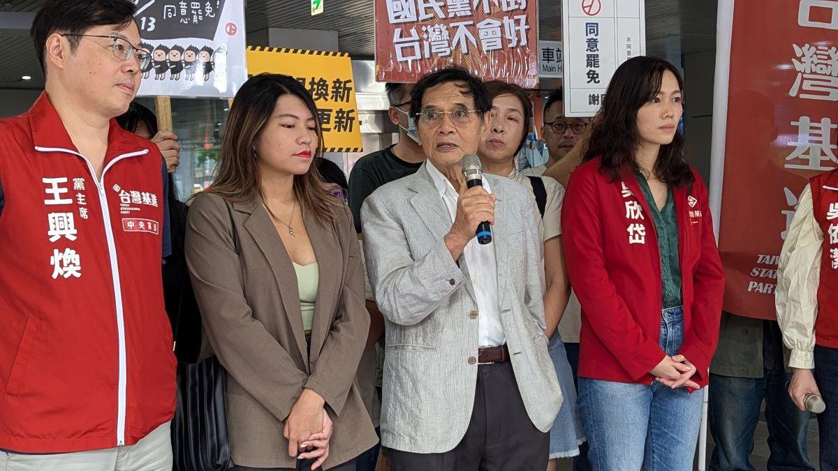  台灣基進主席王興煥(左)和獨盟主席陳南天(右)今日參與罷樑行動，曾經是前基隆市代理市長，也是台灣獨立建國聯盟主席陳重光表示，很高興看到有罷韓成功經驗的台灣基進一同加入，期許基隆罷樑的年輕朋友一起努力到10月13日成功拆樑。 圖:台灣基進提供 