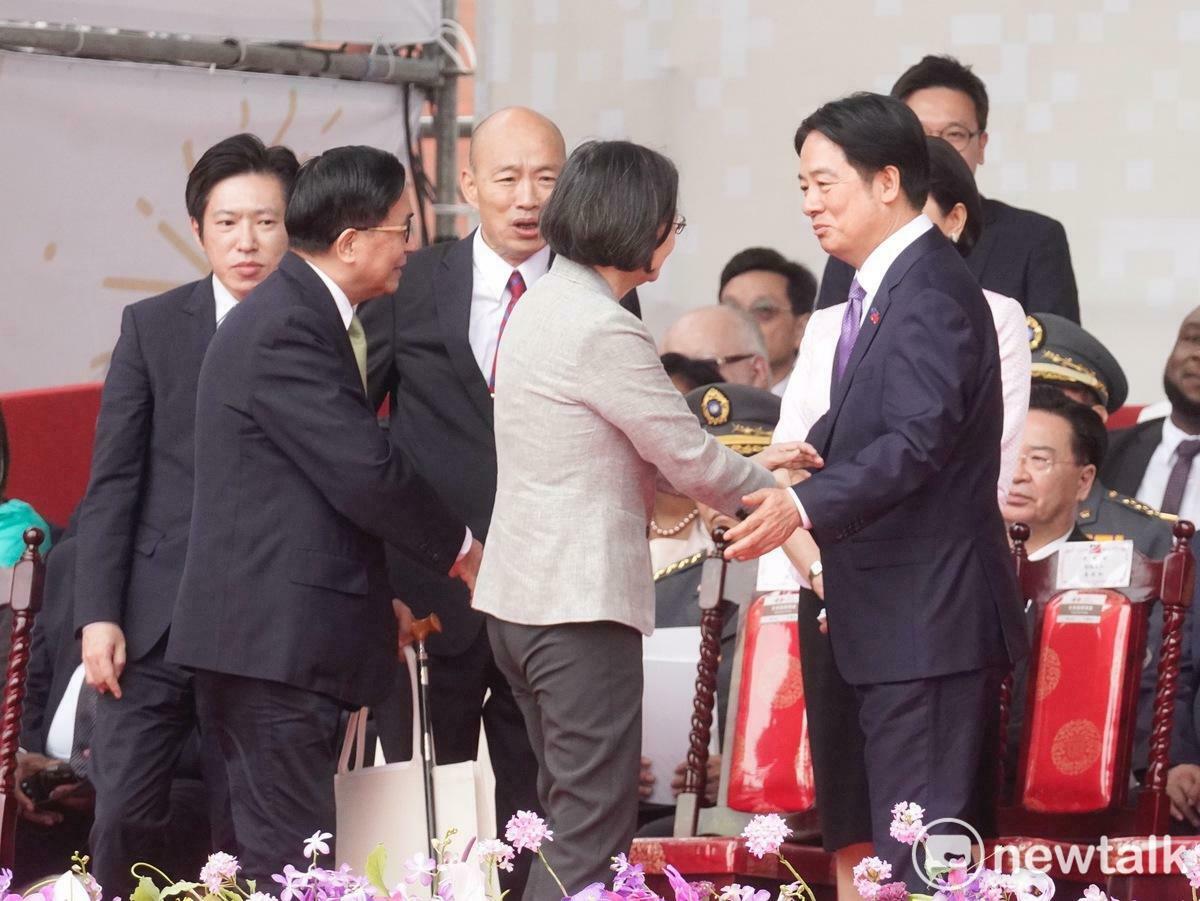  前總統蔡英文、陳水扁出席國慶大典，並與總統賴清德互動。 圖：張良一/攝 