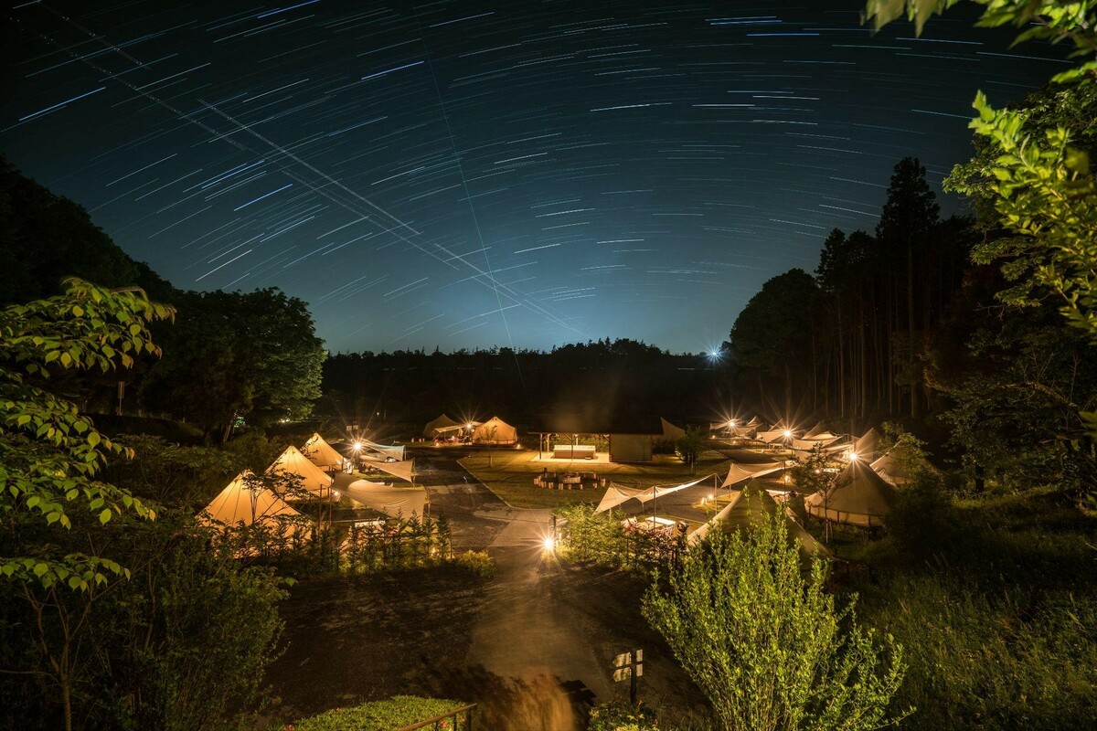 森林與星空露營區。