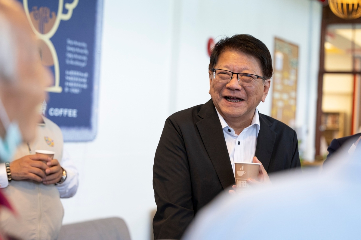  總統府秘書長潘孟安陪同前往桃園榮譽國民之家探望榮民。 圖：總統府提供 