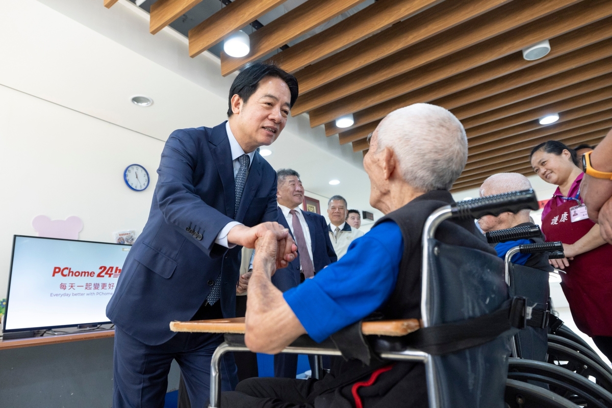  總統賴清德前往桃園榮譽國民之家探望榮民。 圖：總統府提供 