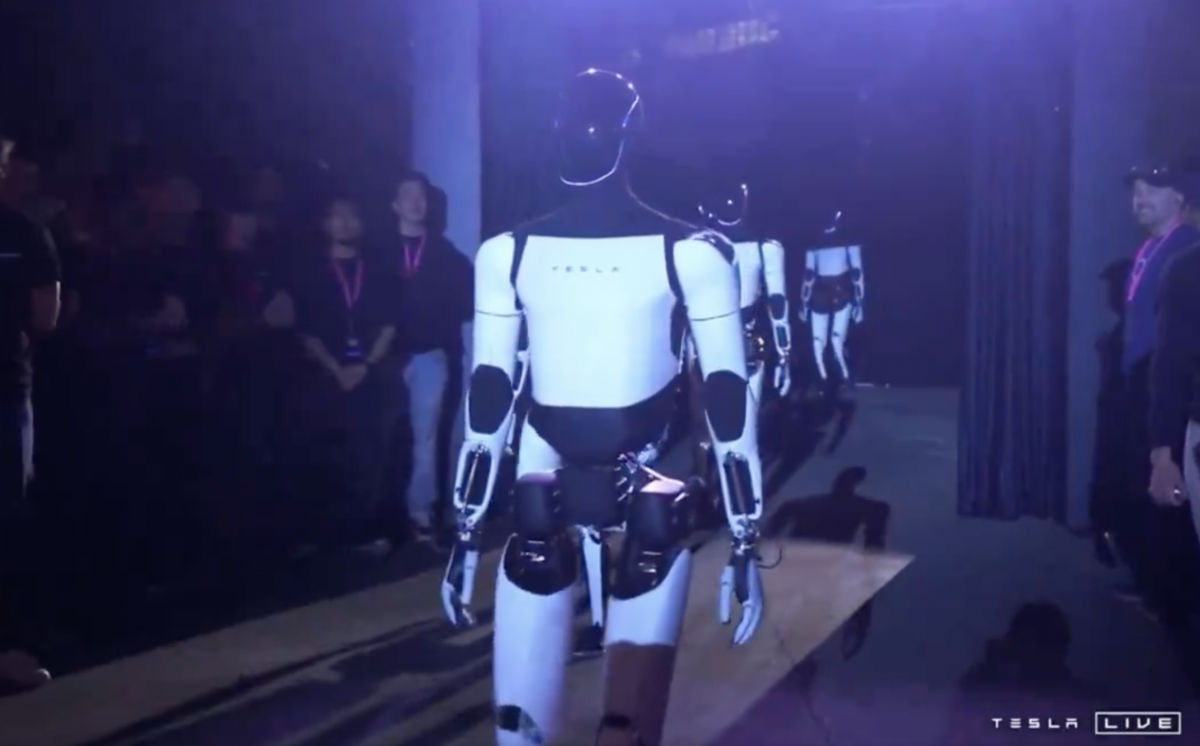 特斯拉人形機器人「Optimus II」在2024 WAIC世博展覽館區首次亮相，其高約 173公分、重約 56公斤，行走速度每小時 8km，可搬運重物、可輕握雞蛋。   圖 來源：Ｘ@elonmusk