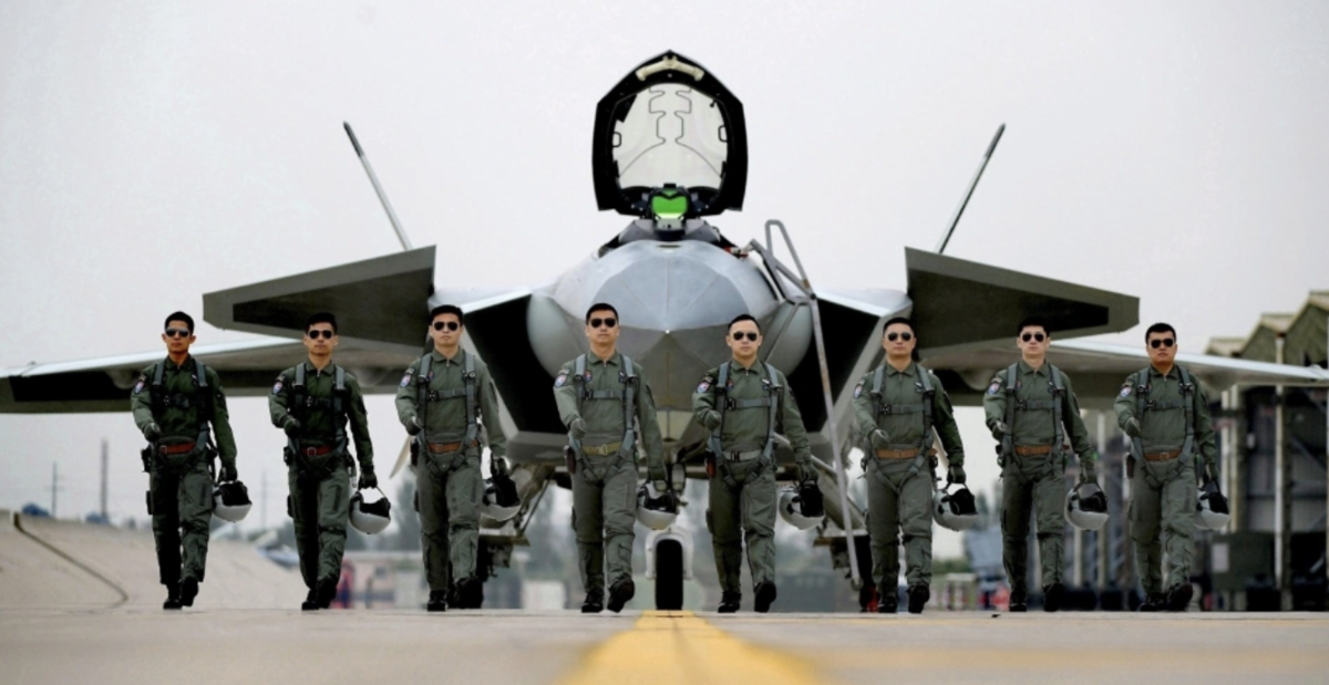  中國戰鬥機生產速度快到飛行員「供不應求」，甚至出現了「機等人」的局面。 圖 來源：單手搓核彈 