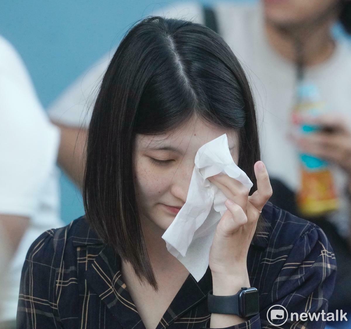 基隆市長謝國樑罷免案下午四點投票結束後隨即進行開票作業。不同意罷免票數仍多於同意罷免票數。圖爲支持同意罷免的民眾觀眾開票作業。 圖：張良一/攝  基隆市長謝國樑罷免案下午四點投票結束後隨即進行開票作業。不同意罷免票數仍多於同意罷免票數。圖爲支持同意罷免的民眾觀眾開票作業。 圖：張良一/攝  基隆市長謝國樑罷免案下午四點投票結束後隨即進行開票作業。不同意罷免票數仍多於同意罷免票數。圖爲支持同意罷免的民眾觀眾開票作業。 圖：張良一/攝 
