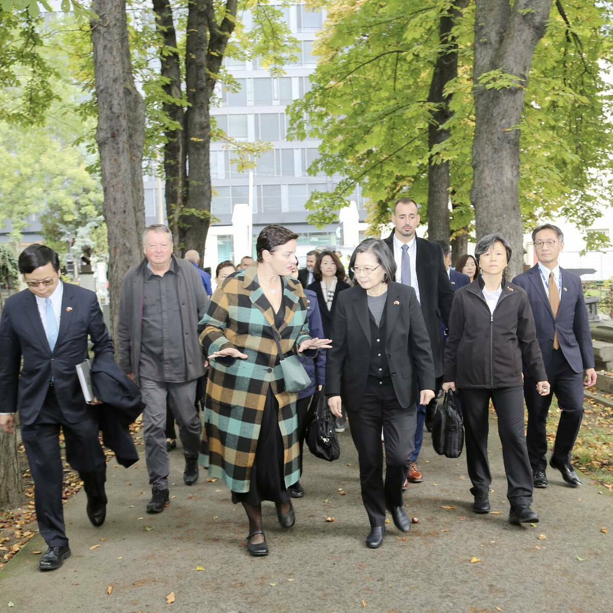  前總統蔡英文抵達布拉格，前往捷克前總統哈維爾（Václav Havel）的墓前獻花致敬。 圖：翻攝自蔡英文臉書 