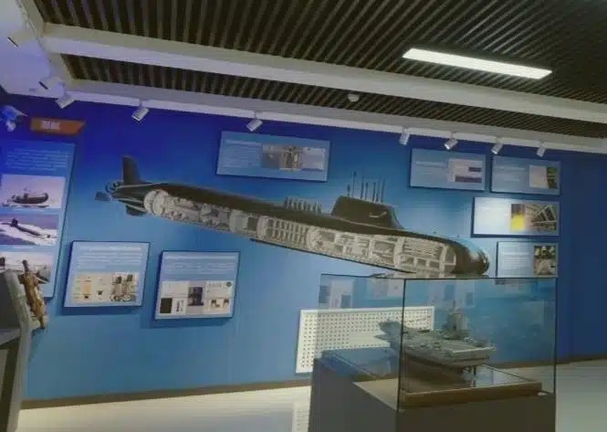  2023 年 8 月在哈爾濱工程大學的一場影片展示中出現，該影片顯示了一個乎相同的核潛艇設計，唯一顯著的區別是有一排可見的 8 個垂直發射單元。 圖片來源 : NAVALNEWS