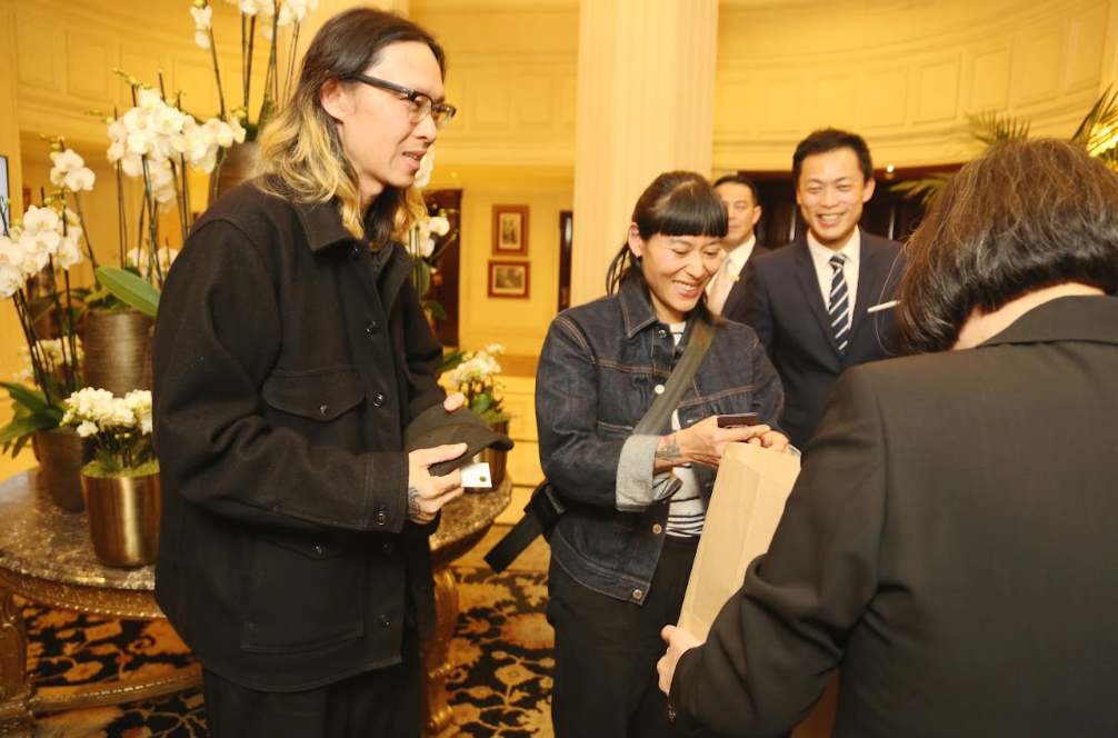  在巴黎開設烘焙坊「Petite ile」的台灣夫妻王之亞、莊柏宣帶著親手做的可頌，在飯店送給到訪法國的前總統蔡英文。 圖：蔡英文辦公室提供 