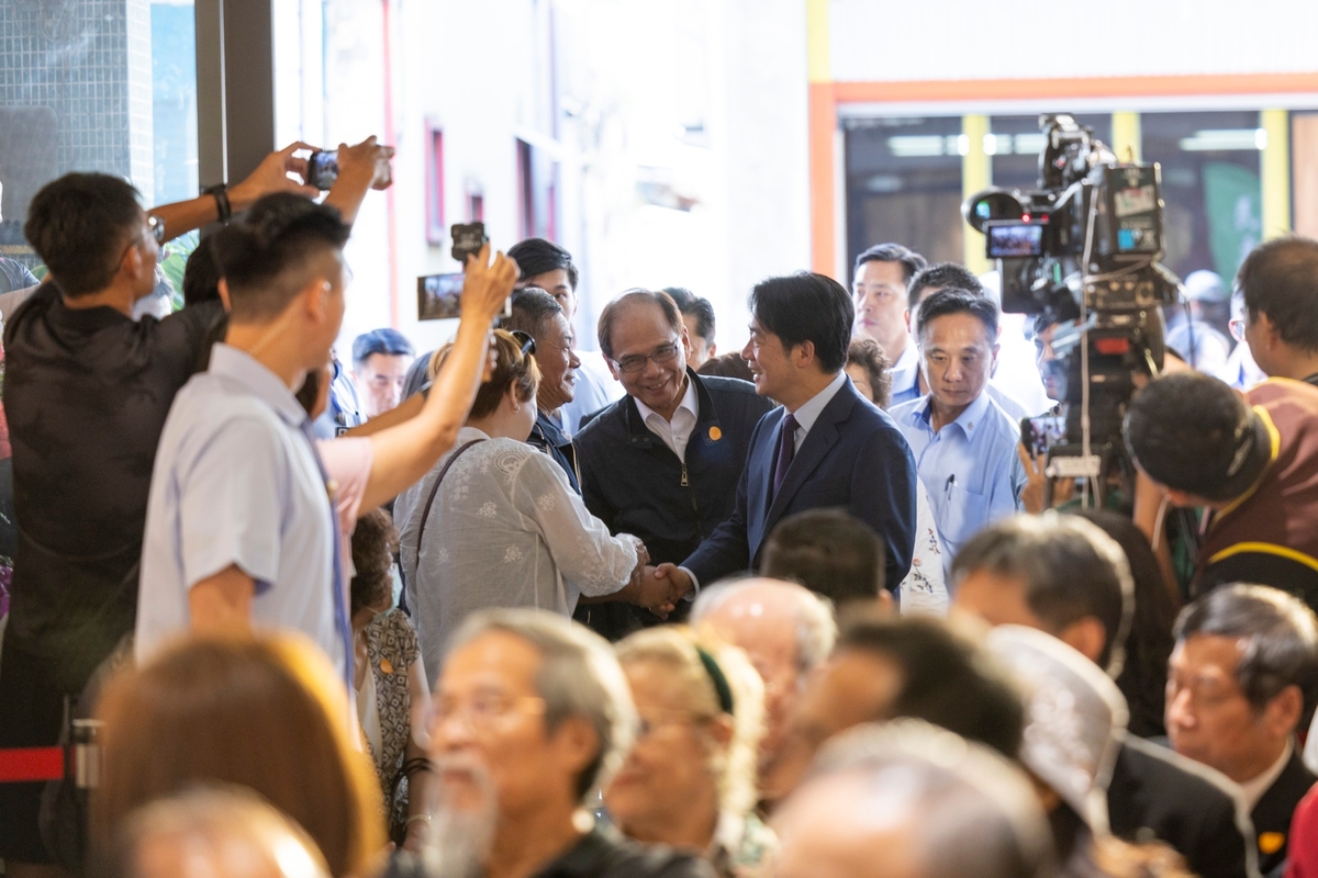  總統賴清德前往宜蘭出席台灣民主尋蹤書法展開幕典禮，與仰山文教基金會創辦人游錫堃同台。 圖：總統府提供 