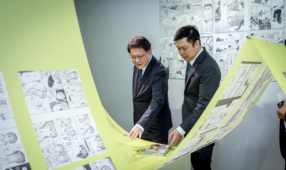  總統府全新常設展《民主方舟：台灣永續前行》將登場，秘書長潘孟安、發言人李問參觀。 圖：翻攝自潘孟安臉書 