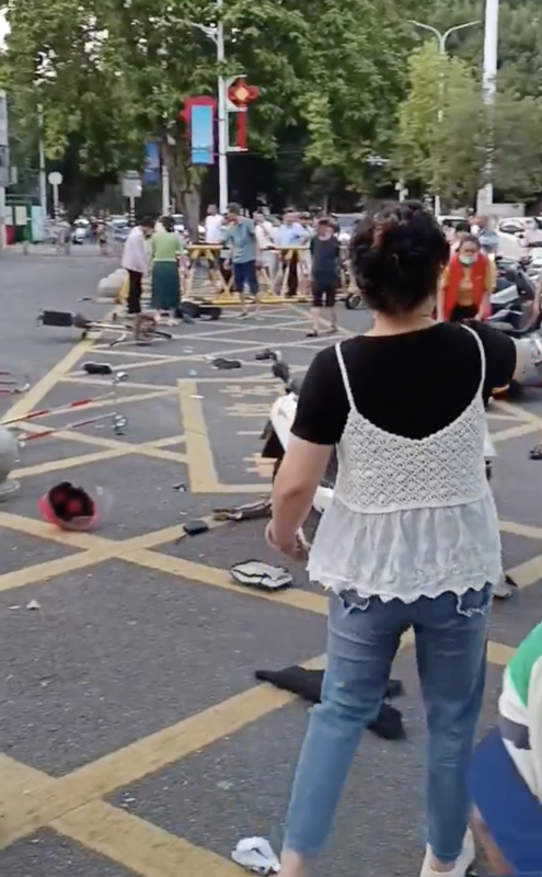  車輛爆炸後現場一片狼籍。 圖 來源：Ｘ@woyongdehuawei 