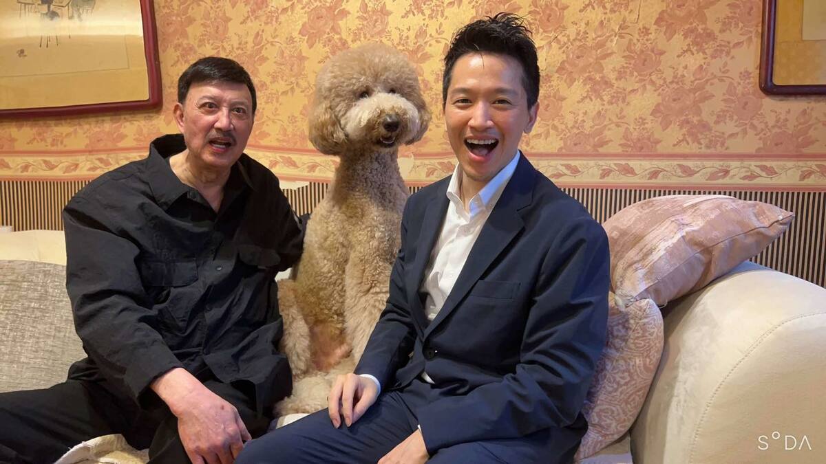  總統府副秘書長何志偉代表總統賴清德，送國策顧問聘書給余天，並與余天愛犬Yoyo同框。 圖：翻攝自何志偉臉書 
