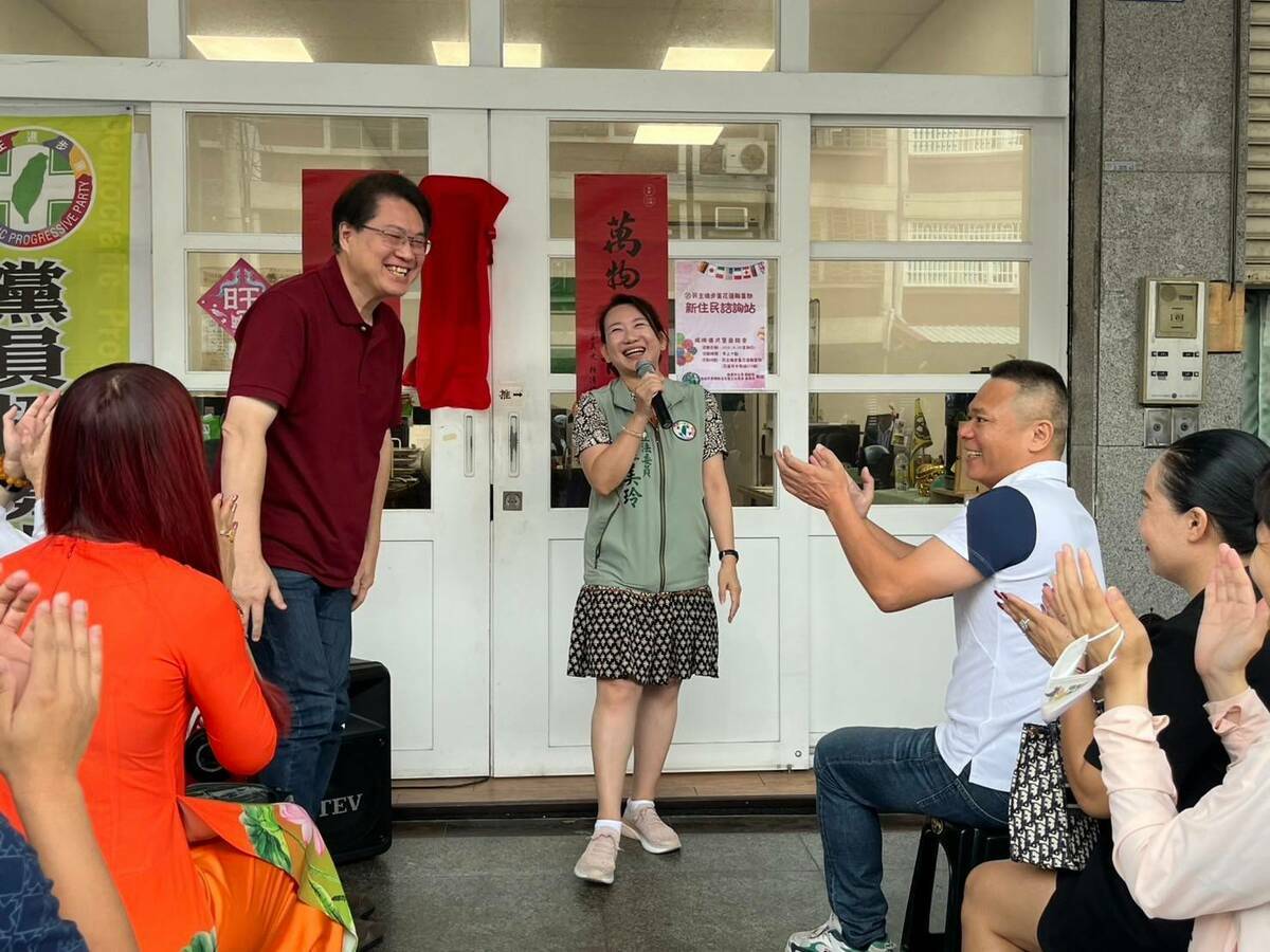  民進黨花蓮縣黨部舉行「新住民諮詢站」揭牌儀式暨座談會，秘書長林右昌出席。 圖：民進黨提供 
