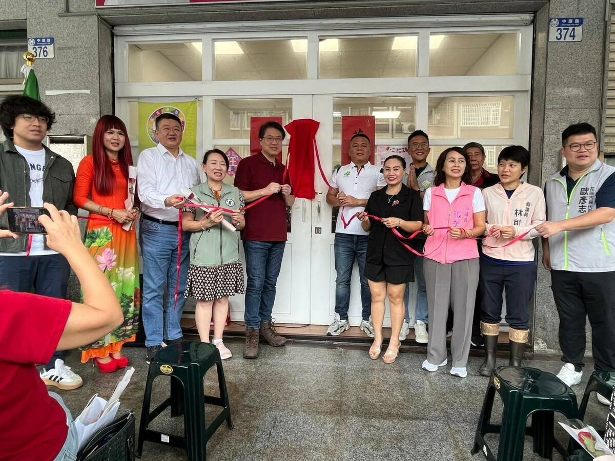  民進黨花蓮縣黨部舉行「新住民諮詢站」揭牌儀式暨座談會，秘書長林右昌等人出席。 圖：民進黨提供 