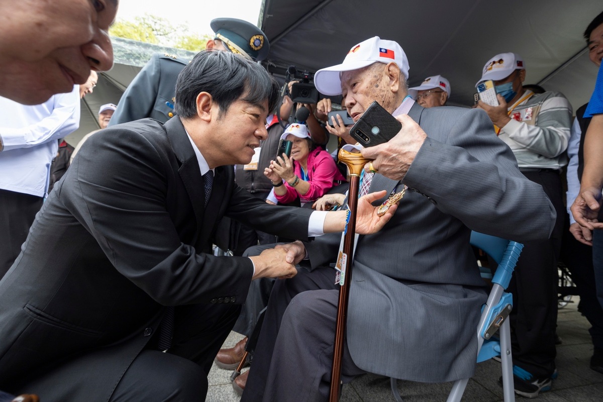  總統賴清德前往金門主持古寧頭戰役75週年活動，與參戰官兵及眷屬相見致意。 圖：總統府提供 