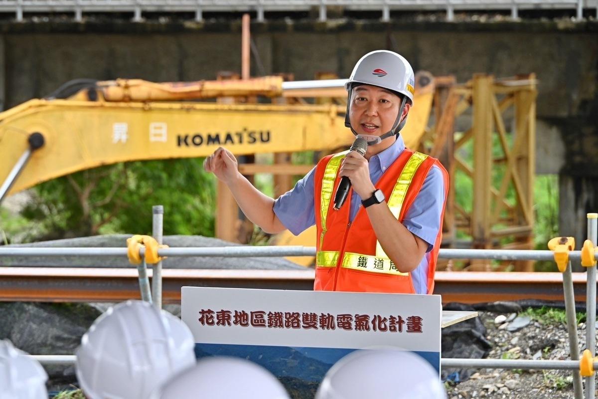  交通部長陳世凱前往台東視察花東地區鐵路雙軌電氣化計畫。 圖：行政院提供 