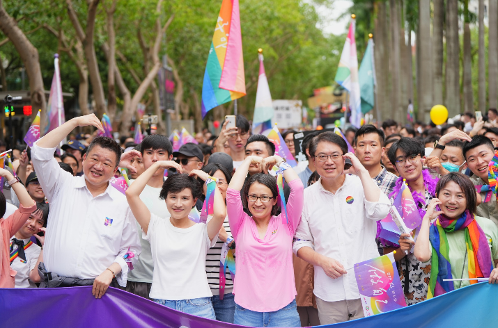  民進黨秘書長林右昌率領黨公職出席同志遊行。 圖：民進黨提供 