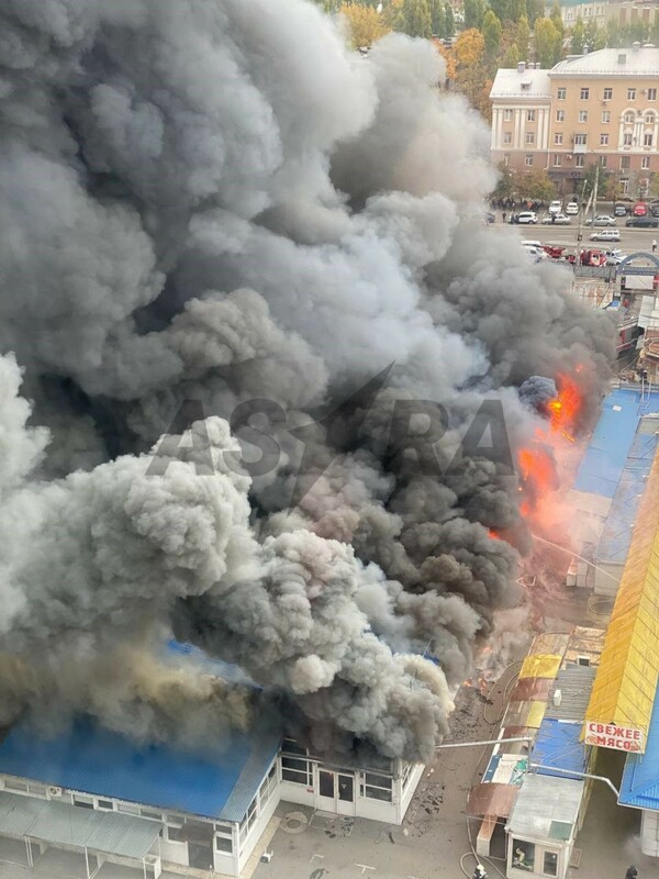  俄羅斯沃羅涅日地區一座800平方公尺的科爾佐夫斯基市場（Koltsovsky Market）近日發生猛烈火災。 圖片來源:X帳號@nexta_tv 