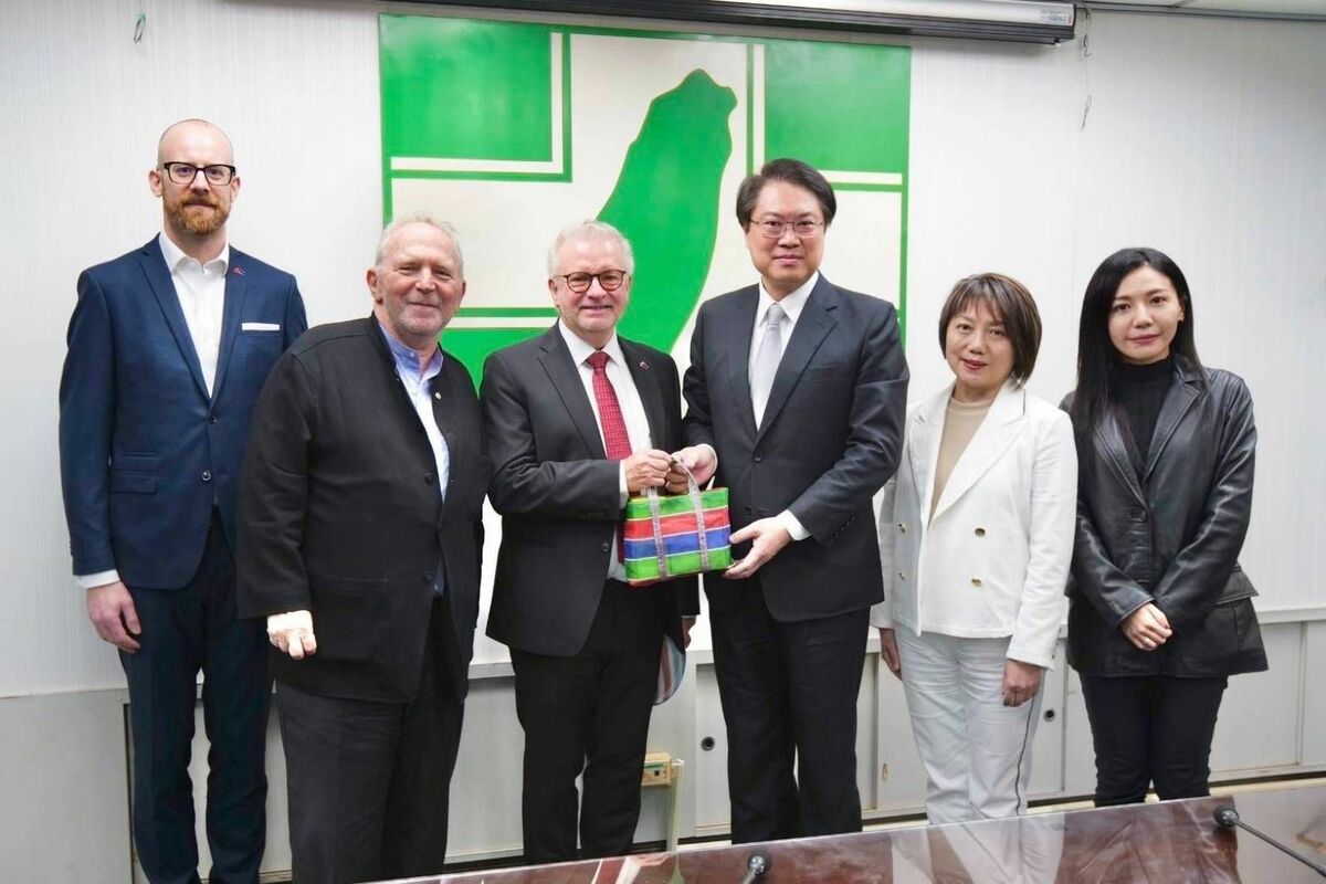  民進黨秘書長林右昌日前接見歐洲議會訪團。 圖：民進黨提供 