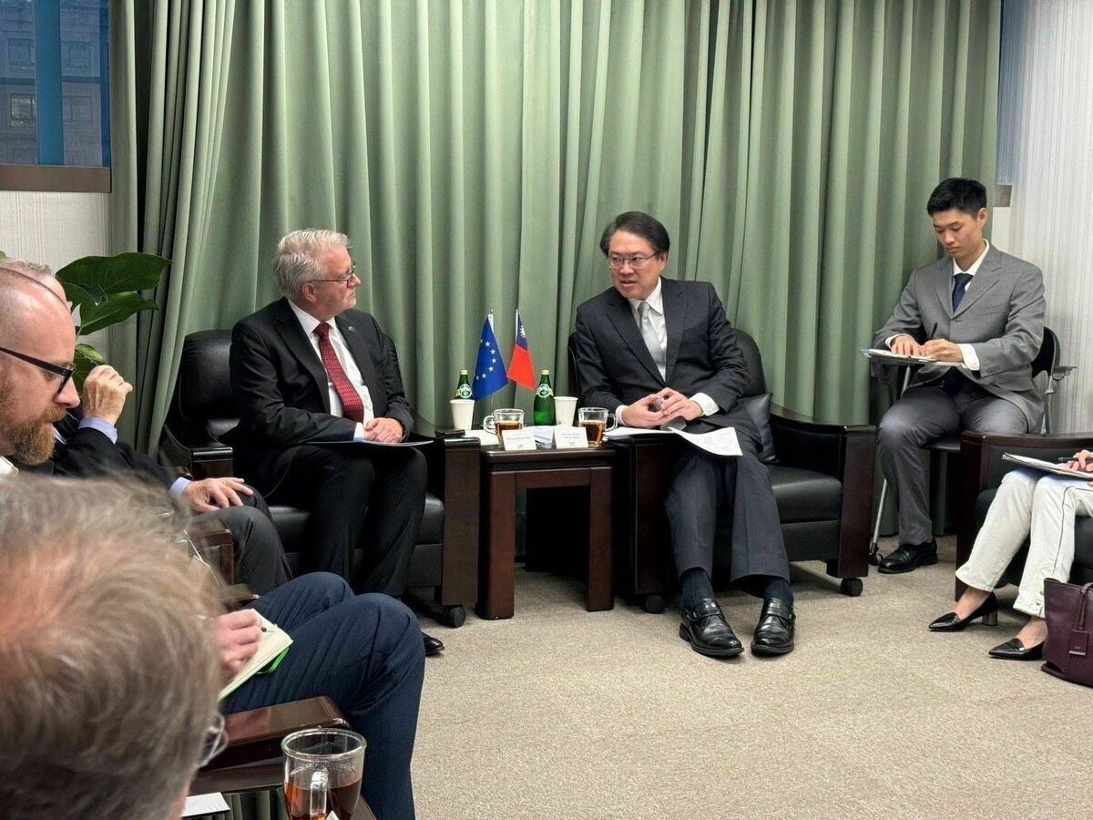  民進黨秘書長林右昌日前接見歐洲議會訪團。 圖：民進黨提供 