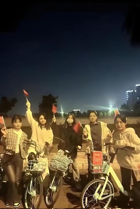  鄭州近萬名大學生夜騎開封，抵達後揮舞著五星旗，青春的樣子真美 圖片來源: X 帳號@Zhouhao8009 