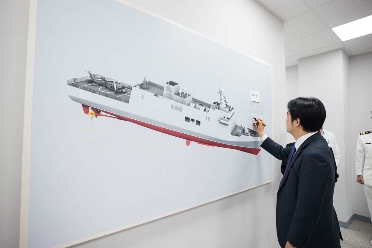  總統賴清德主持海軍輕型巡防艦「防空型原型艦」安龍典禮。 圖：總統府提供 