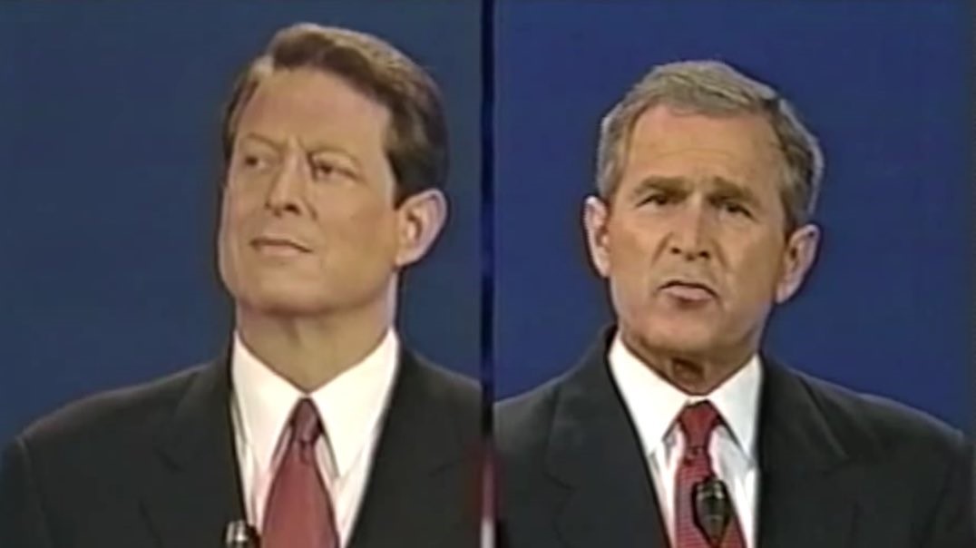  布希 ( Bush ) 與高爾 ( Al Gore ) 的競選結果極為接近，佛羅里達州 ( State of Florida ) 的重新計票持續數週，媒體紛紛使用顏色標示的地圖來幫助觀眾理解選情的發展。左圖為高爾，右圖為布希 圖片來源: X 帳號 @Victoria_Ro5e 