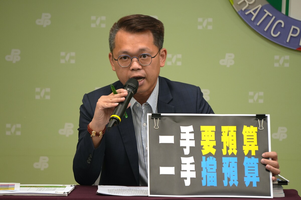  桃園市議員劉仁照出席「只顧政爭不顧民生，藍白惡卡總預算——桃園篇」記者會。 圖：民進黨提供 