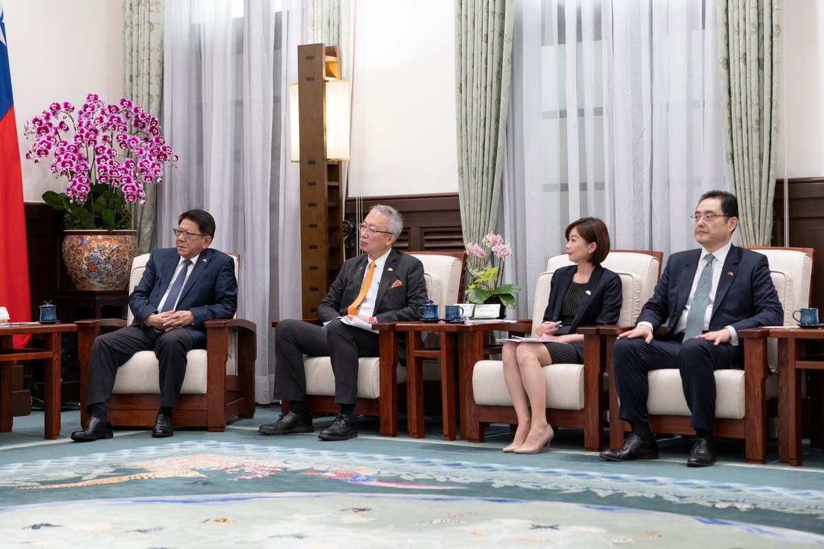  潘孟安（左起）、吳志中、郭雅慧等人陪同接見巴拉圭國會暨參議院議長努內斯伉儷訪問團。 圖：總統府提供 