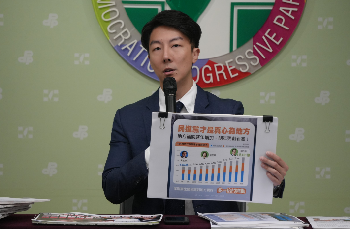 民進黨發言人吳崢主持「昨天擋預算,今天搶預算,藍白強推財劃法」記者會。 圖:民進黨提供 民進黨發言人吳崢主持「昨天擋預算,今天搶預算,藍白強推財劃法」記者會。 圖:民進黨提供