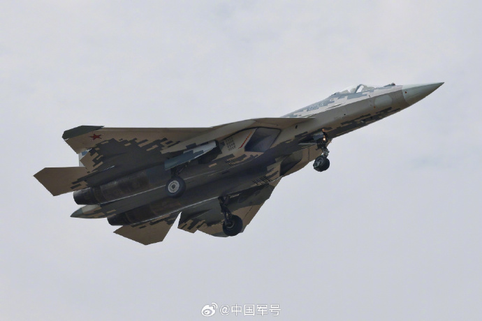  蘇-57抵達珠海，這是蘇-57首次參加中國航展。 圖片來源: X帳號@LEONHE00939209 