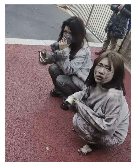  僥倖生還的兩名女學生描述了她們驚恐萬分的逃生經歷，滿臉淚痕、雙眼充滿驚懼，震撼了目擊者和救援人員。 圖片來源: X 帳號@huangheganjian1 