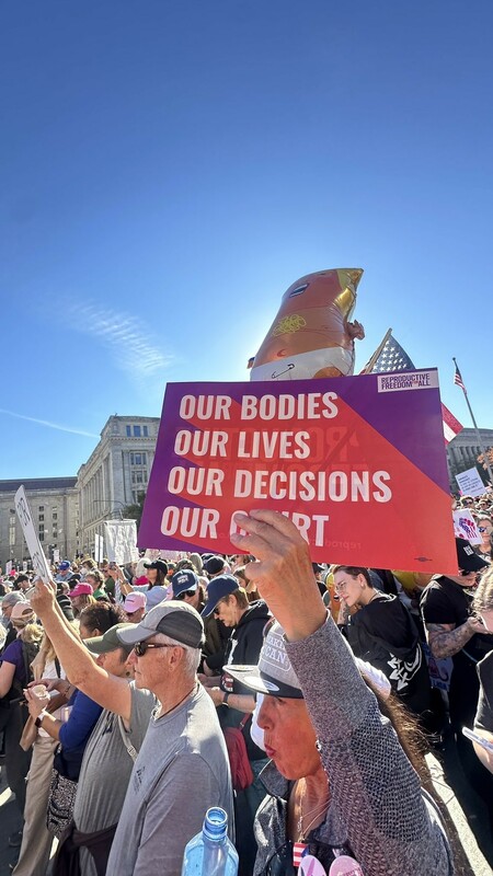  這場抗議活動由多個民權、種族正義和生育健康組織共同發起，主要成員包括婦女大遊行（Women’s March）、生育自由聯盟（Abortion Access Now）、美國公民自由聯盟（ACLU）、美國計劃生育聯盟（Planned Parenthood）以及全國婦女法律中心（National Women’s Law Center）。 圖片來源: X帳號@AWainwrightTV 
