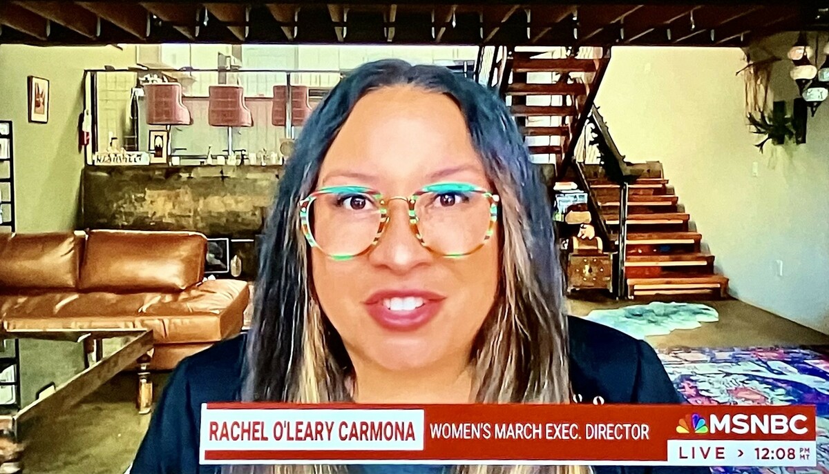  婦女大遊行執行總監歐萊瑞·卡莫娜（Rachel O'Leary Carmona）指出，這次活動的目的是捍衛美國人的自由和權利，並抵制川普可能推動的保守政策。 圖片來源:歐萊瑞·卡莫娜的個人 X 帳號 