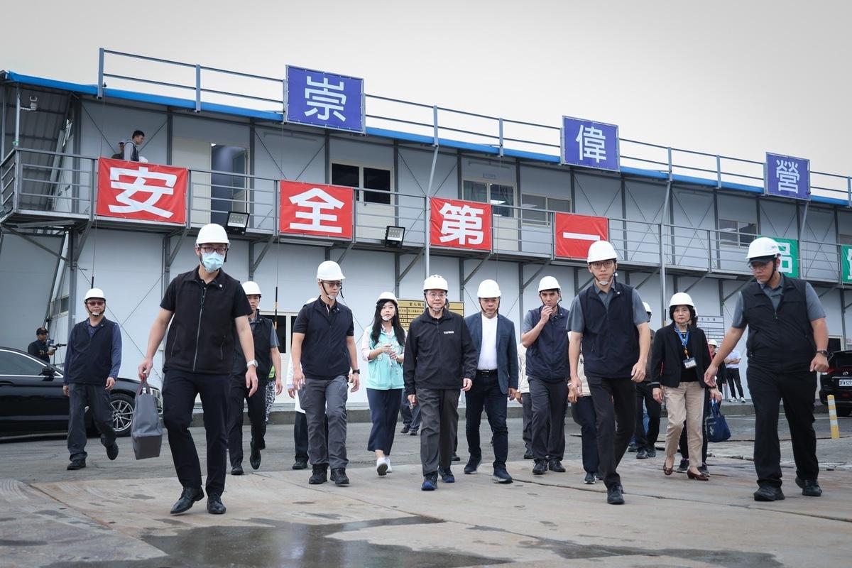  行政院長卓榮泰視察陽明交大附設醫院第二期擴建計畫進度。 圖：行政院提供 