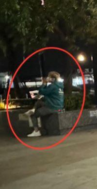 該車上的一名穿綠色外套的男子下車,靠近她並假裝講電話,卻持續對她進行拍攝,令她感到極度不安。 圖:擷自李多慧個人臉書帳號 該車上的一名穿綠色外套的男子下車,靠近她並假裝講電話,卻持續對她進行拍攝,令她感到極度不安。 圖:擷自李多慧個人臉書帳號