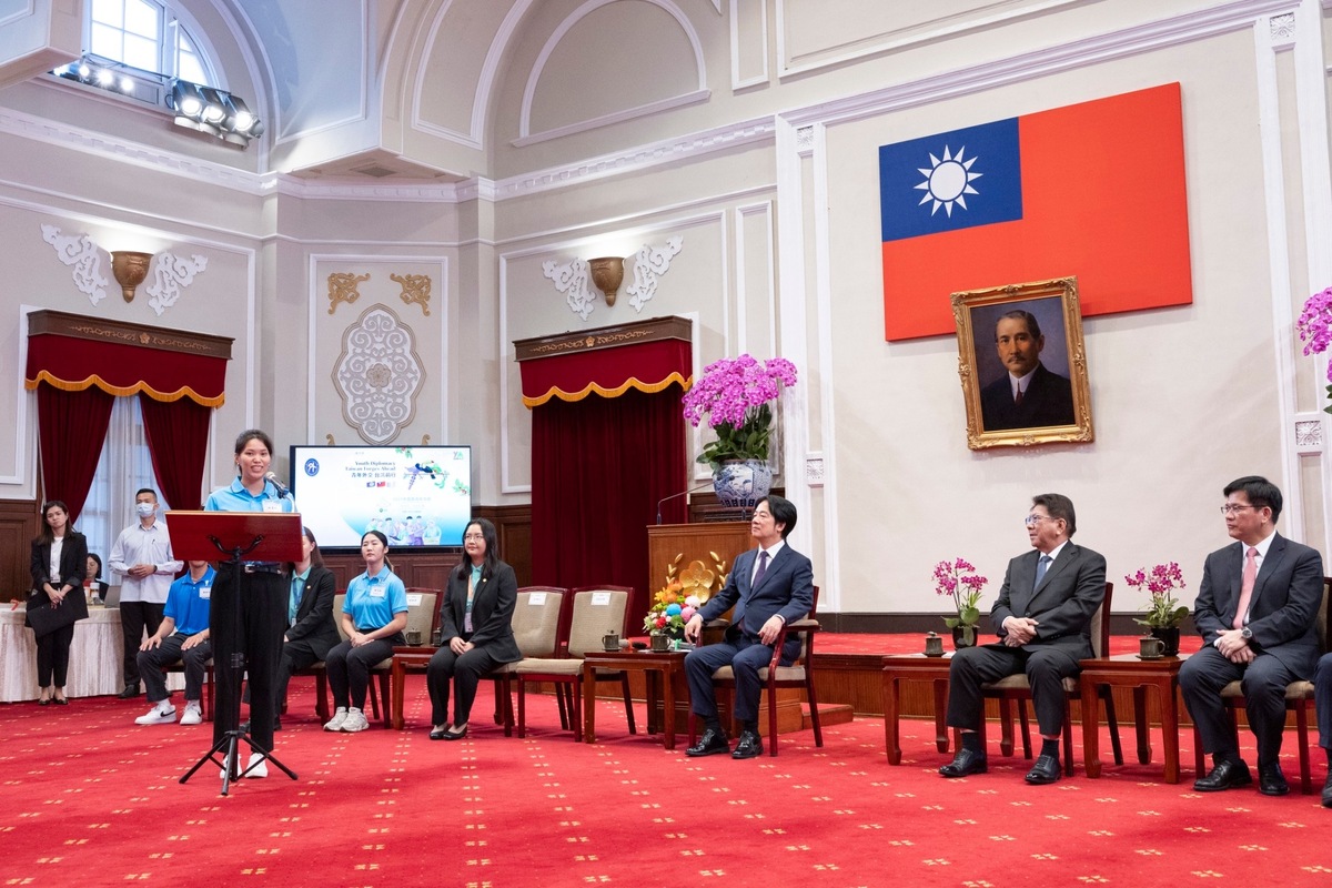 總統賴清德接見2024年國際青年大使交流計畫訪團，總統府秘書長潘孟安、外交部長林佳龍都出席。 圖：總統府提供 