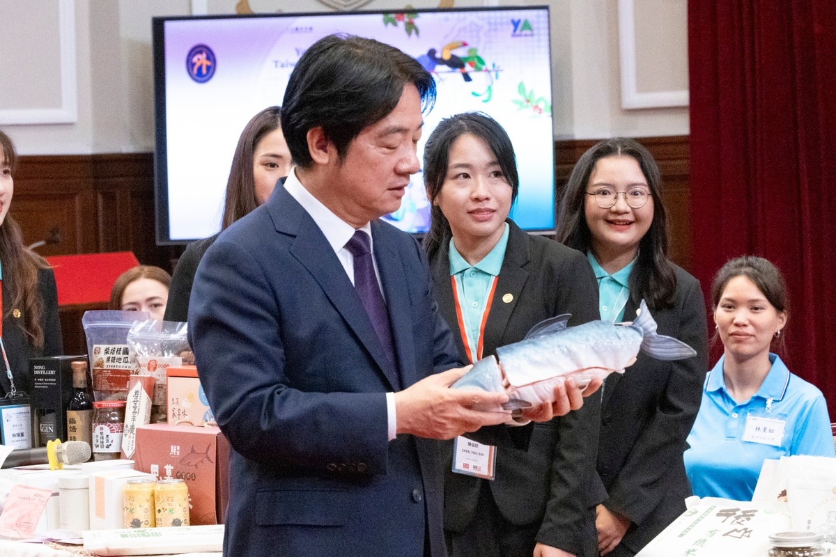  總統賴清德與農青大使凃欣儀一同拆解虱目魚娃娃，逐一介紹台南早餐菜色。 圖：總統府提供 