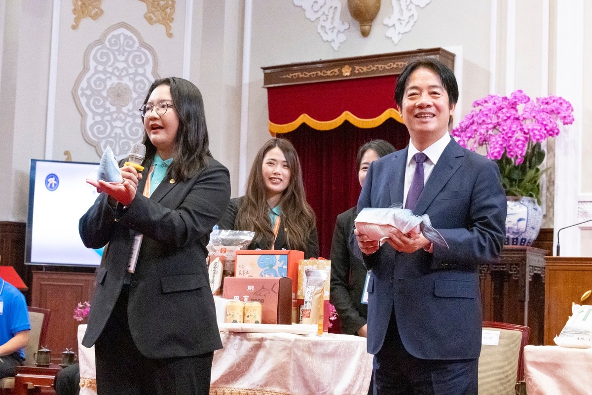  總統賴清德與農青大使凃欣儀一同拆解虱目魚娃娃，逐一介紹台南早餐菜色。 圖：總統府提供 